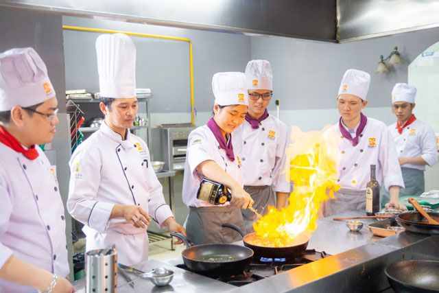 Tạp dề giúp bảo vệ trang phục khỏi dầu mỡ và thực phẩm bắn ra