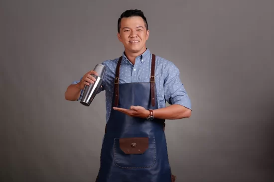 Tạp dề da mang phong cách mạnh mẽ và bền bỉ.