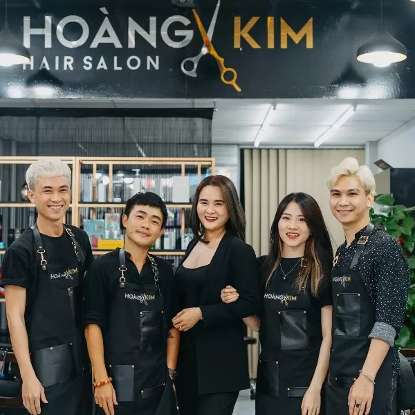 Nhân viên salon tóc chuyên nghiệp với tạp dề đồng phục