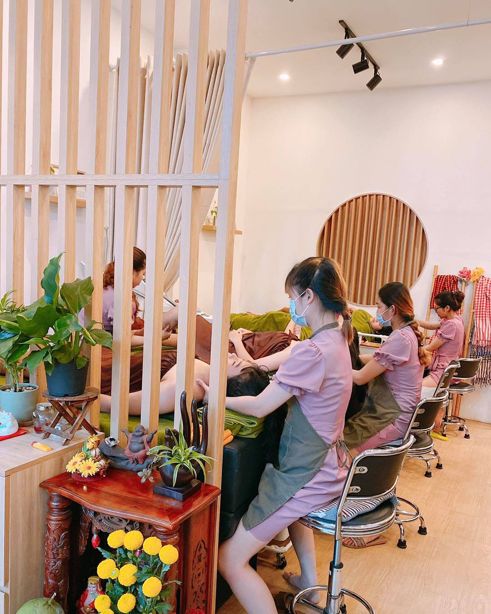 Tạp dề spa cao cấp giúp bảo vệ trang phục.