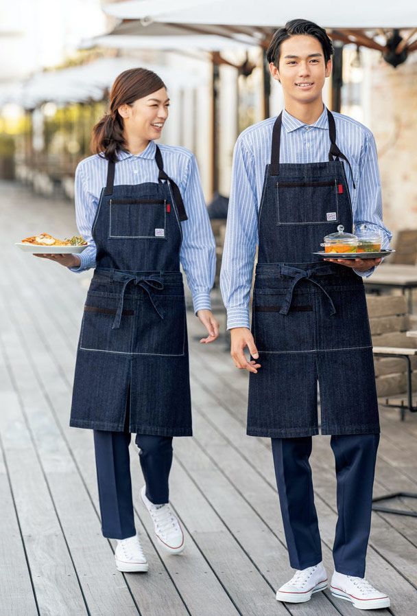ạp dề jean xanh đậm có túi lớn cho nhân viên phục vụ.