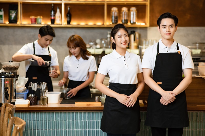 Nhân viên nhà hàng đeo tạp dề sang trọng, đồng bộ