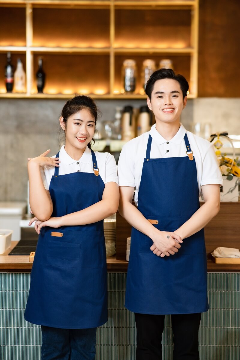 Nhân viên quán cafe diện tạp dề unisex màu nâu thanh lịch