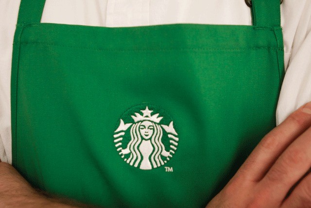 Logo Mỹ Nhân Ngư in trên tạp dề Starbucks